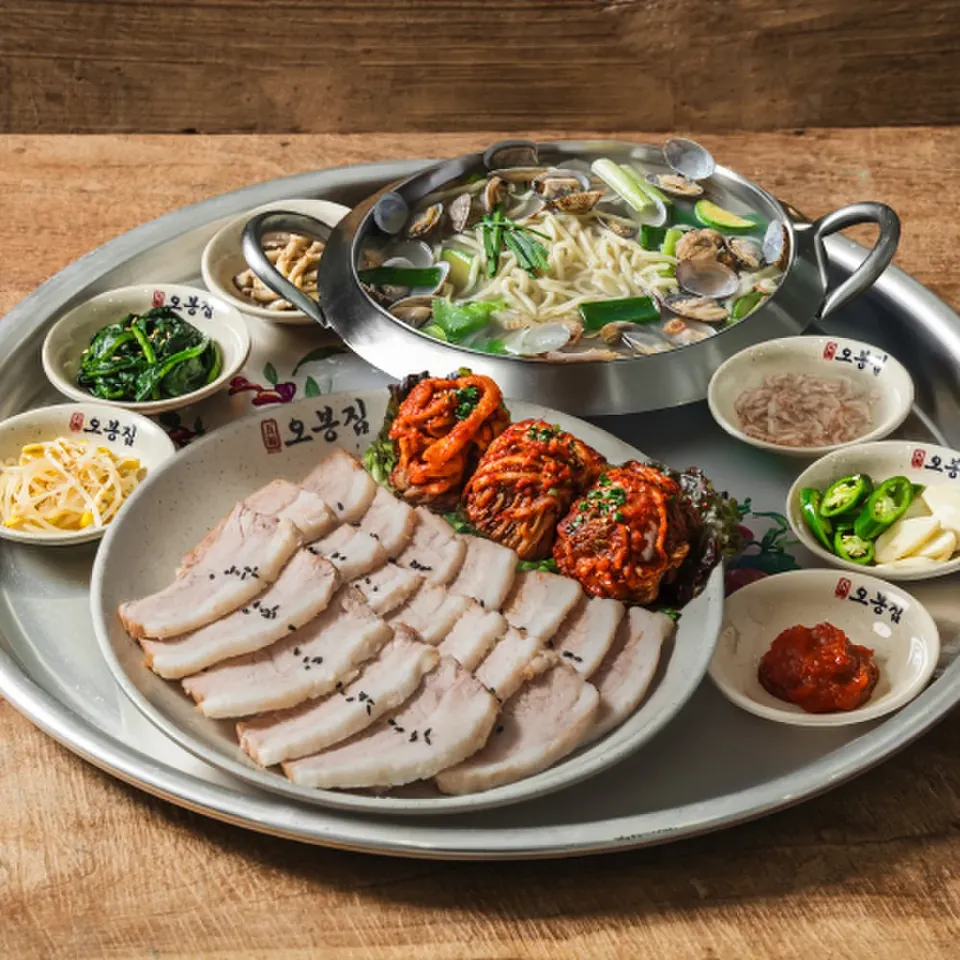 오봉집 수육과 낙지 양념, 칼국수 전골을 곁들인 모둠 세트